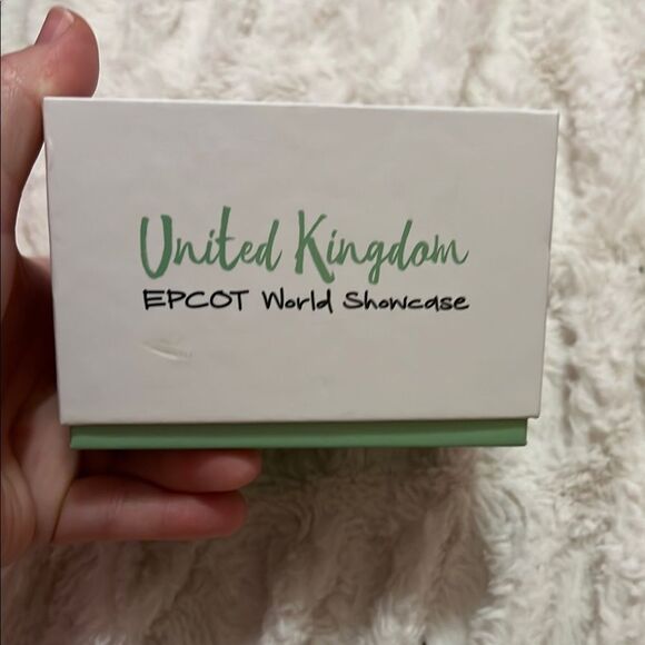 Disney World Epcot United Kingdom Alice White MagicBand LE 1000 - Picture 7 of 9